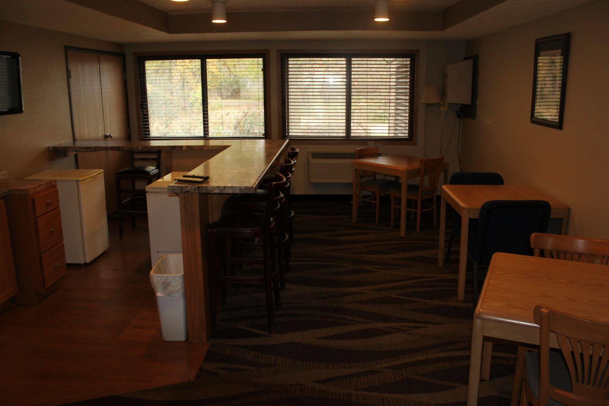 Boarders Inn And Suites By Cobblestone Hotels - Ripon Eksteriør bilde